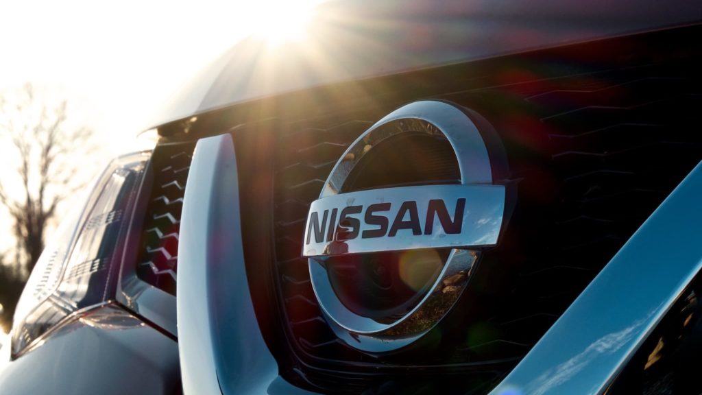 logo nissan avant de voiture