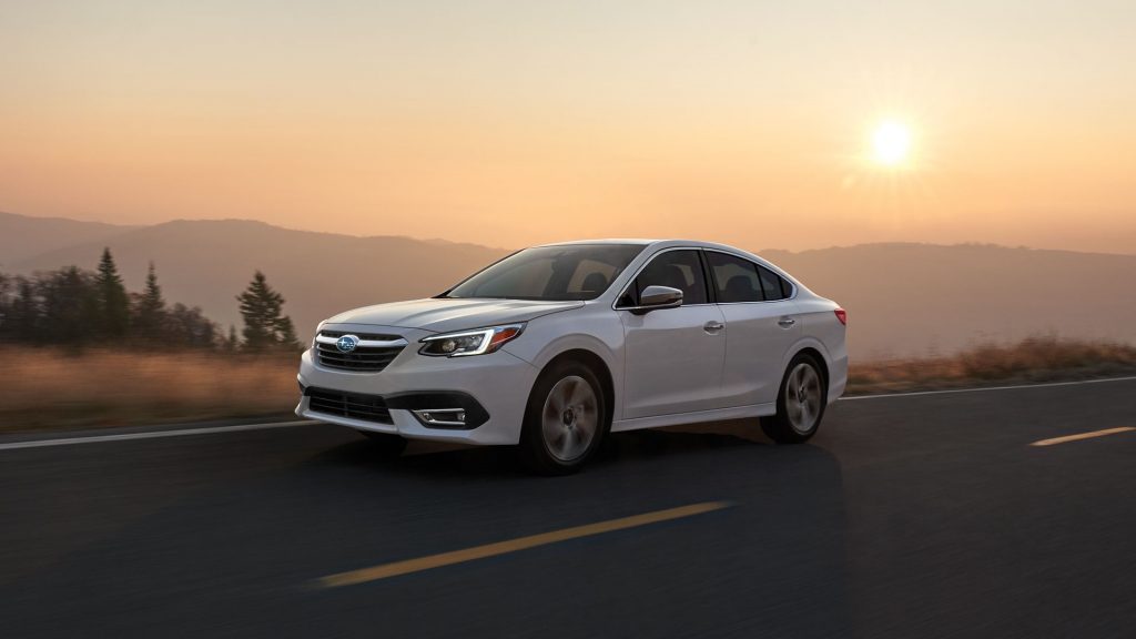 subaru blanche sur route