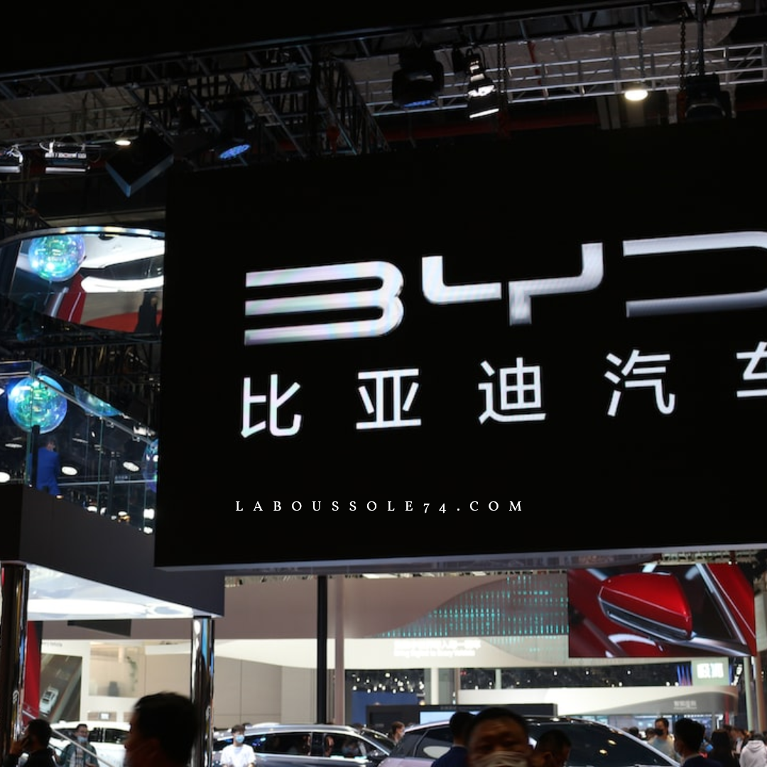Au Salon de l'Automobile de Paris, les voitures électriques chinoises font leur grande entrée.